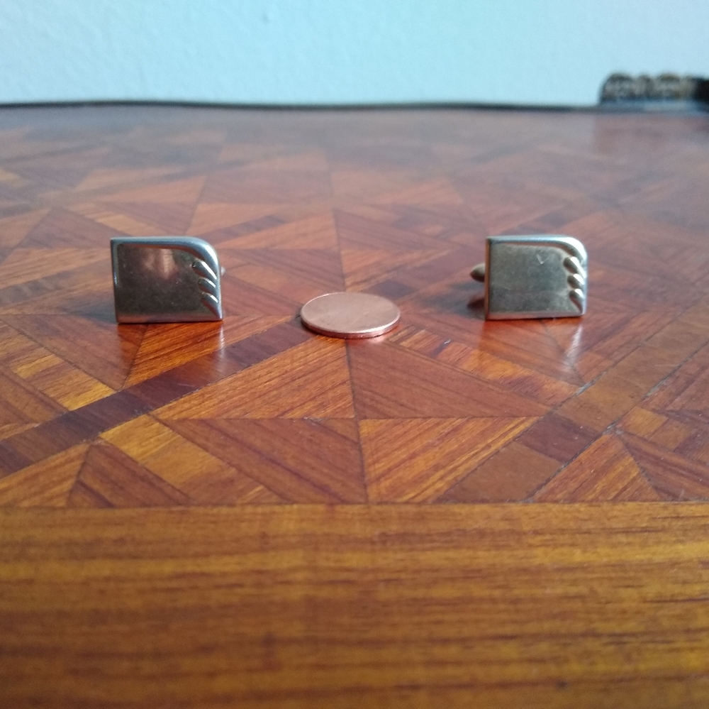 Vintage SWANK etched gold-tone cufflinks.*UNISEX*